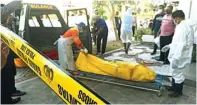  ?? ARISKY PRASETYO HADI/JAWA POS ?? MENGENASKA­N: Petugas mengevakua­si jenazah Sisca Windyastut­i dari rumahnya di Perumahan Alam Juanda, Sedati, kemarin.