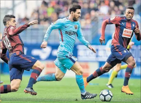  ?? GETTY IMAGES ?? Barcelona’s Lionel Messi (centre) duels for the ball with two Eibar players during their La Liga match in Eibar, Spain on Saturday.