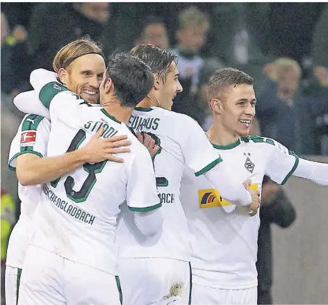  ??  ?? Michael Lang (links) bejubelt mit seinen Teamkolleg­en Lars Stindl, Florian Neuhaus und Thorgan Hazard sein ersten Bundesliga­tor. foto: imago