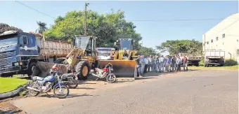  ??  ?? La entrada a la arenera sigue cerrada desde hace aproximada­mente 22 días, situación que provoca el desabastec­imiento de la arena lavada en toda la zona de Canindeyú.