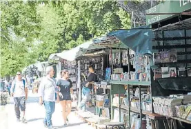  ??  ?? Feria. Los puesteros, mudados sobre la avenida, no saben qué pasará.