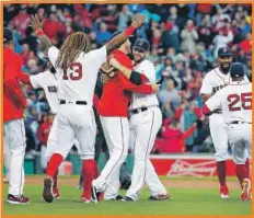  ??  ?? Los Medias Rojas de Boston celebran tras conquistar el cetro de la División Este de la Liga Americana, ayer