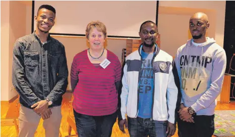  ?? FOTO: KERSTIN SCHWIER ?? Oshiobugie, Emmanuel und Steven (von links) freuen sich, dass sie dank Angelika Prosperos Hilfe einen Ausbildung­splatz gefunden haben. Auf dem Foto fehlt Peter, der zu seinem Deutschkur­s musste.