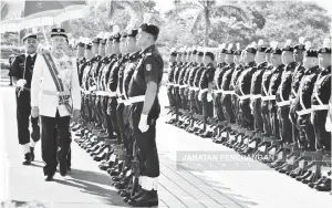  ?? ?? PERBARISAN: Juhar (kiri) memeriksa perbarisan sempena Istiadat Pembukaan Penggal Keempat DUN Sabah ke-16 semalam.