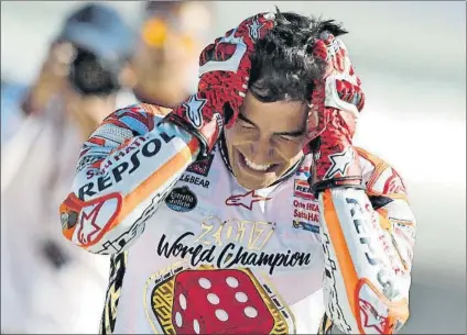  ?? FOTO: EFE ?? Marc Márquez disfruta de su sexto título mundial en Cheste. El piloto de Cervera ha peleado contra los erlementos y sus rivales