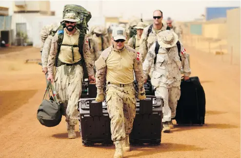  ?? SEAN KILPATRICK / THE CANADIAN PRESS ?? Canadian peacekeepe­rs arrive at a UN base in Gao, Mali, on Monday.