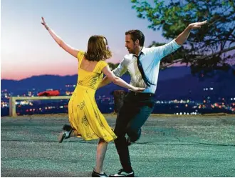  ?? Dale Robinette / Lionsgate via AP ?? Ryan Gosling (der.) y Emma Stone bailan en una escena de la película ‘La La Land’, en California.