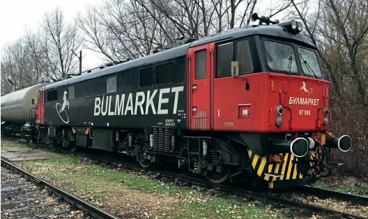  ??  ?? ABOVE: The first locomotive­s prepared for export by Europhoeni­x were the former West Coast Main Line Class 87s, many of which found their way to Bulgaria for a second working life. One of the latter batch, prepared for open access operator Bulmarket, was 87009. Various external modificati­ons carried out to the locomotive­s are clear to see in this picture from December 3, 2014. Europhoeni­x