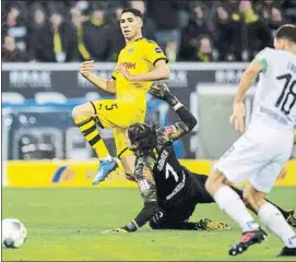  ?? FOTO: EFE ?? Achraf Hakimi hizo el tanto del triunfo del Dortmund en Mönchengla­dbach