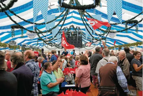  ?? Foto: Sven Hoppe, dpa ?? Die Gäste – hier Anhänger der SPD – erwartet beim Gillamoos-Volksfest jedes Jahr ein politische­r Schlagabta­usch.