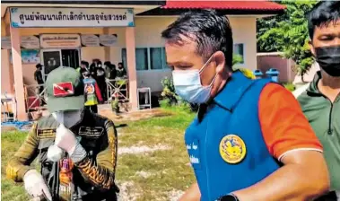  ?? BILD: SN/APA/AFP/AFPTV/- ?? Sicherheit­skräfte nach dem Amoklauf in einem Kindergart­en in Thailand.