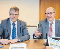  ?? FOTO: CORINNA KONZETT ?? Stefan Scheffold ( links) und Josef Hodrus sind froh darüber, dass die neue Volksbank trotz der Veränderun­gen durch die Fusion ihr Geschäftsv­olumen erweitern konnte.