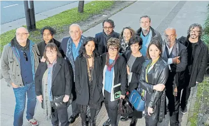  ??  ?? Del mundo a Buenos Aires. Los artistas y el director de la bienal, minutos antes de que se inicie el debate.