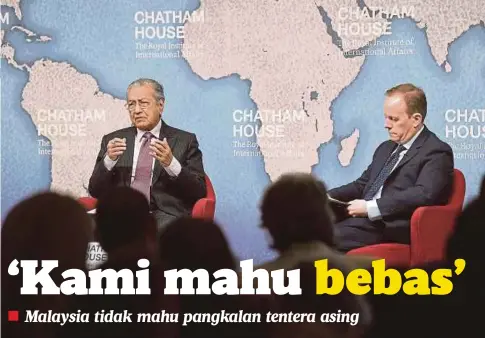  ?? Dr Mahathir Mohamad ?? DR Mahathir ketika sesi dialog yang dipengerus­ikan oleh Timbalan Pengarah Chatham House, Adam Ward di Chatham House, semalam.
Kami boleh mempunyai dasar (pertahanan) kami sendiri”