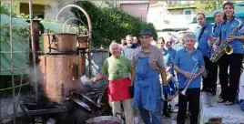  ??  ?? Émile Tihy sera de nouveau présent avec son alambic ancestral tout comme la fanfare de Villefranc­he-sur-Mer. (Photo archive F. U.)