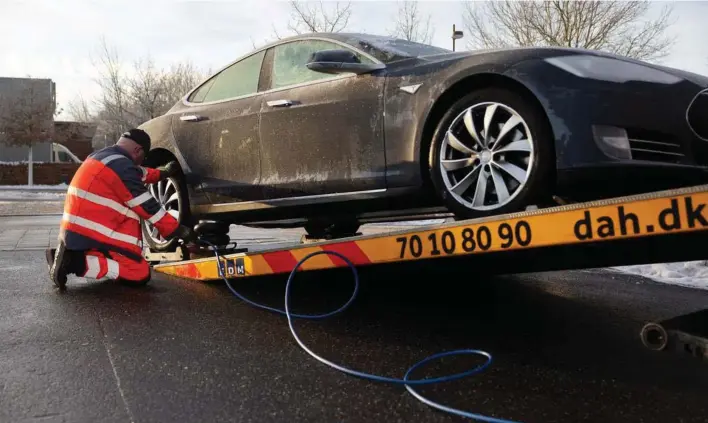  ?? ?? Elbiler, isaer de lidt aeldre, som denne Tesla Model S, giver arbejde på landets vaerkstede­r. Foto: Thomas Borberg