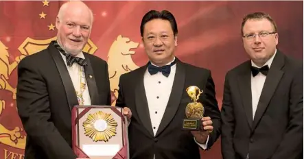  ??  ?? Orando Holdings Sdn Bhd managing director Datuk Dr Eng Wei Chun (centre) receiving the European Quality Award from the Socrates Committee, European Business Assembly Oxford CEO John Netting (left) and Internatio­nal Club of Leaders at the British...