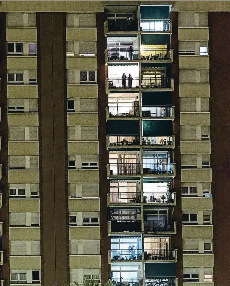  ?? ÀLEX GARCIA ?? Metáfora. Los balcones, donde hoy se expresa la comunidad, representa­n lo público y lo privado al tiempo