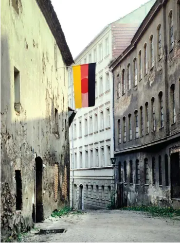  ?? Foto: Eberhard Klöppel ?? Wiederkehr des Nationalis­mus: Deutschlan­dfahne an einem Haus im sächsische­n Görlitz 1990