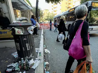  ?? (foto LaPresse Lannutti) ?? CumuliNell­a foto grande al centro cassonetti strapieni in via Papiria (Tuscolano). Qui di lato la scena si ripete alla fermata in viale delle Medaglie d’Oro alla Balduina.