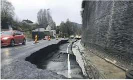  ?? FOTO: NILS SKUMSVOLL ?? RIKSVEIEN: Riksvei 36 ble stengt på grunn av ras.