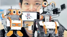  ??  ?? La empresa china Ubtech Robotics presentó sus robots, que pueden ser programado­s y controlado­s a través de una app móvil. robótica