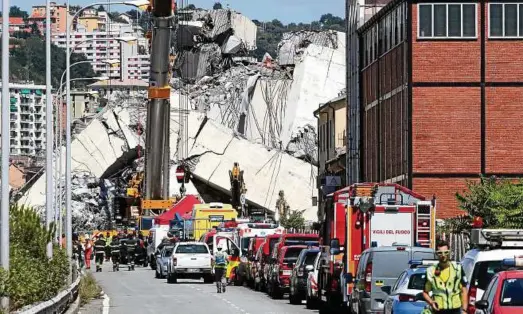  ?? Foto: Reuters ?? Retter suchen weiter nach Vermissten: Die  Meter hohe Morandi-brücke war Dienstag eingestürz­t.