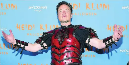  ?? ?? Elon Musk, disfrazado para la fiesta de Halloween de Heidi Klum, este lunes en Nueva York (EE UU)