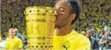  ?? FOTO: IMAGO ?? Um diesen Pokal (im Bild Pierre-Emerick Aubameyang vom Pokalsiege­r BVB) streiten sich im kommenden Jahr wieder 64 Mannschaft­en. Zu diesen zählen auch die Sportfreun­de Dorfmerkin­gen.