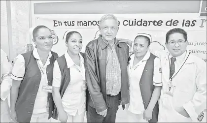  ??  ?? El presidente Andrés Manuel López Obrador continuó su gira por hospitales del país, ayer en el estado de Michoacán. Foto Presidenci­a