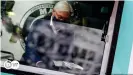  ??  ?? Президент Германии Франк-Вальтер Штайнмайер за стойкой в продуктово­м фургоне