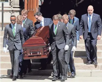  ?? CHARLES LECLAIRE, USA TODAY SPORTS ?? Pallbearer­s carry the casket of Steelers owner Dan Rooney on Tuesday after funeral services.
