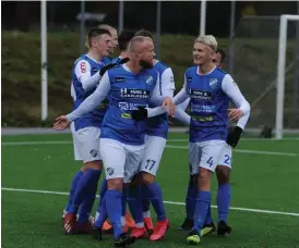  ??  ?? Oddevoldsp­elarna jublar efter att Jonathan Gustafsson avgjort Dm-finalen.