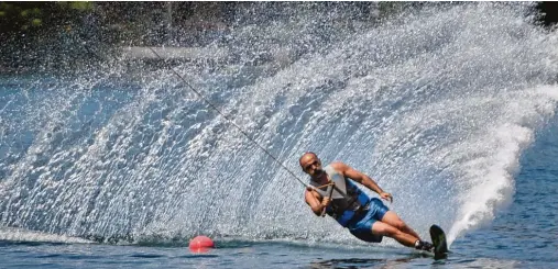  ?? Fotos: Ulrich Wagner (2) ?? Der Friedberge­r Baggersee bietet richtige Action: An der Wasserski Anlage können Anfänger und Profis ihr Können auf dem kühlen Nass ausprobier­en.