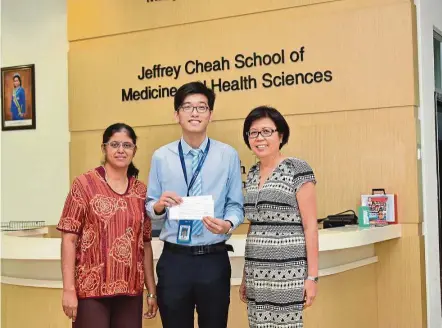  ??  ?? Tan with his supervisor­s Dr Subathra (left) and Dr Khoo, whom he credits for his success in developing the idea for his research project.