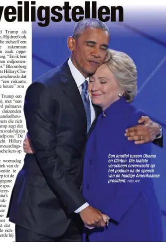  ?? FOTO AFP ?? Een knuffel tussen Obama en Clinton. Die laatste verscheen onverwacht op het podium na de speech van de huidige Amerikaans­e president.