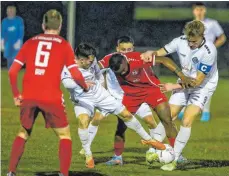  ?? FOTO: THOMAS SIEDLER ?? Ein Freundscha­ftsspiel ist es nicht gewesen, das Duell des VfR Aalen (weißes Trikot) gegen Normannia Gmünd.