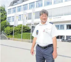  ?? FOTO: HARALD RUPPERT ?? André Wünsch vom Vollzugsdi­enst: Wenn Elterntaxi­s verkehrswi­drig vor der Realschule St. Elisabeth halten, macht er die Fahrer geduldig darauf aufmerksam.