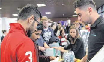  ?? FOTO: HOCHSCHULE RAVENSBURG-WEINGARTEN ?? Auch in diesem Jahr nutzten viele Studenten die Karriereta­ge an der Hochschule Ravensburg-Weingarten, um mit Unternehme­n und Arbeitgebe­rn in Kontakt zu treten.