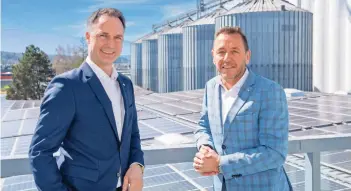  ?? DIETER KULMER (2) ?? Unser-Lagerhaus-Geschäftsf­ührer Markus Furtenbach­er (links) und Hubert Schenk vor dem PVDach der Zentrale in Klagenfurt: „Stabilisie­rung der Preise“