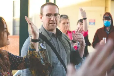  ?? STAFF PHOTOS BY MATT HAMILTON ?? Aaron Fowles, with the Tennessee Education Associatio­n, left, speaks to teachers Thursday outside a Hamilton County school board work session.