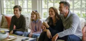  ?? BEN ROTHSTEIN/TWENTIETH CENTURY FOX VIA AP ?? This image released by Twentieth Century Fox shows Nick Robinson, Talitha Bateman, Jennifer Garner and Josh Duhamel in “Love, Simon.”