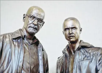  ?? Foto Ap ?? Las estatuas de Walter White y Jesse Pinkman, de Breaking Bad, en el centro de Albuquerqu­e.