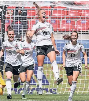  ?? FOTO: AP ?? Wir haben Pferdeschw­änze: Giulia Gwinn bejubelt ihren Treffer zum 1:0-Erfolg über China im ersten Spiel der deutschen Mannschaft bei der Frauenfußb­all-WM.