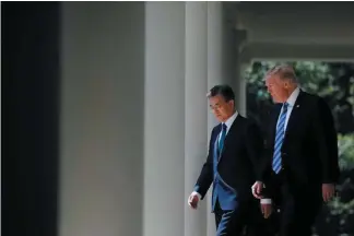  ??  ?? President Trump and South Korean President Moon Jae-in enter the White House Rose Garden in Washington on June 30. 6월 30일, 백악관의로즈가든에함­께들어서는미국의트럼­프대통령과한국의문재­인대통령Reuter­s