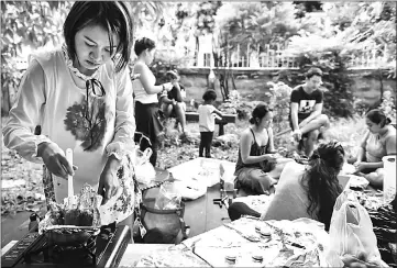  ?? — AFP photos ?? Prontip Mankong (left), a former political prisoner, melting lipstick as fellow ex-inmates and volunteers help recycle cosmetics in Bangkok. Mankong and her fellow female inmates used to sneak food colouring from the kitchen and mix it with vaseline to...