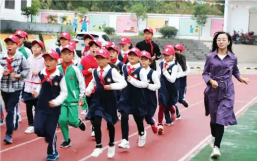  ??  ?? Headmistre­ss Fang Rong joins the morning exercise at Luotian Hope Primary School in Luotian County, central China’s Hubei Province