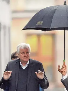  ?? Foto: Maurizio Gambarini, dpa ?? Die Junge Union lässt Seehofer im Regen stehen. Noch ist unklar, wie es mit dem CSU Chef weitergeht.