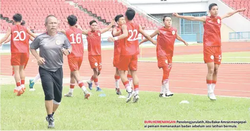  ??  ?? BURU KEMENANGAN: Penolong jurulatih, Abu Bakar Amran mengepalai pemain memanaskan badan sebelum sesi latihan bermula.