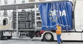  ?? ?? Descarga Camiones con material para el rodaje en la plaza Mayor. ▷